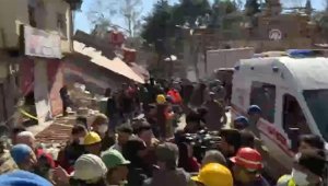 Kahramanmaraş'ta depremin 248'inci saatinde bir genç kız enkazdan çıkarıldı