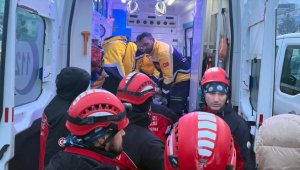 Kahramanmaraş'ta enkaz altında kalan genç kız depremden 28 saat sonra kurtarıldı