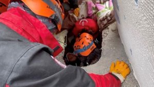 Kahramanmaraş'ta enkazdan kurtarılan çifte ilk müdahaleyi sağlık çalışanı kızları yaptı