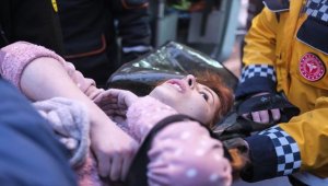 Kahramanmaraş'ta yıkılan binanın enkazından 27 saat sonra 1 kişi kurtarıldı 