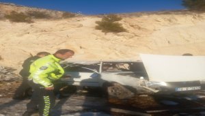 Karaman'da devrilen otomobildeki 2 kişi yaralandı