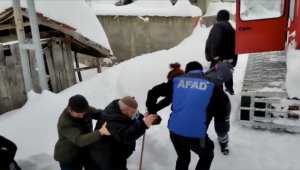 Karla kaplı köylerde hastalanan 2 kişinin yardımına AFAD ve UMKE personeli yetişti