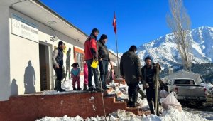 Karlı yolları aşarak depremden etkilenenlere yardım ulaştırıyor