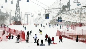 Kayak merkezlerinde en fazla kar kalınlığı 103 santimetreyle Palandöken'de ölçüldü