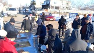 Kayseri Büyükşehir Belediyesi Kahramanmaraş’ta depremzedelere sıcak yemek dağıttı 