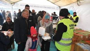 Kayseri Büyükşehir, İlk Konteyner Kentte Sıcak Yemek Dağıtıyor
