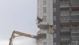 Kayseri'de Depremde hasar gören bina yıkılıyor