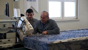 Kayseri'de bir lisede depremzedeler için yatak üretiliyor