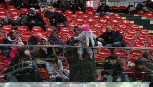 Kayseri'de deprem nedeniyle eve giremeyen vatandaşlar belediyenin sosyal tesislerinde ağırlanıyor