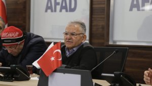 Kayseri'den deprem bölgesine giden ekipler arama kurtarma çalışmalarına katılıyor