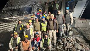 Kendi malzemeleri ile afet bölgesine giderek enkazdan 4 can kurtardı