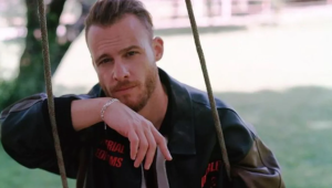 Kerem Bürsin, Türkiye'de depremden etkilenenlere yardım için dünyaya seslendi