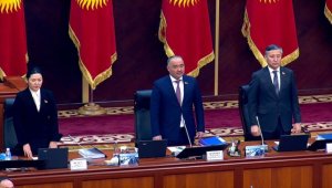 Kırgızistan Meclisinde, depremlerde hayatını kaybedenler için saygı duruşu