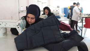 Kırklareli'nde Roman kadınlar afetzedeler için giysi dikiyor