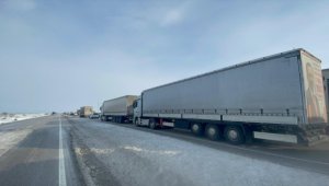 Konya'da deprem bölgesine giden yardım tırları yoğunluğu yaşanıyor