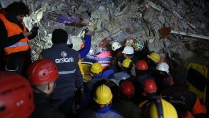 Malatya'da 42 saat sonra enkazdan 3 kişi yaralı kurtarıldı