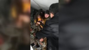 Malatya'da özel harekat polisleri, 5 kişiyi enkazdan çıkardı