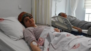 Malatya'daki depremde enkazdan çıkarılan baba ve kızından "hasarlı eve girmeyin" çağrısı