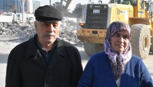 Malatyalı yaşlı çift çıkartıldıkları enkazın kaldırılmasını üzüntüyle izliyor
