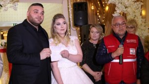 Manisa'da evlenen çift, düğün takılarını depremzedelere bağışladı