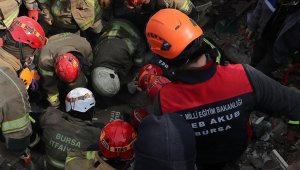 MEB'in 5 bin kişilik AKUB ekibi de deprem bölgesindeki arama kurtarma çalışmalarına katılıyor