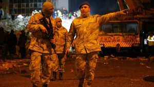 Mehmetçik, deprem bölgesinde 24 saat görevde