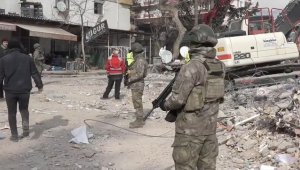 Mehmetçik depremlerin merkez üssü Kahramanmaraş'ta asayişi ve emniyeti sağlamaya devam ediyor