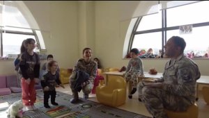 Mehmetçik depremzede çocukların yaralarını sarıyor 