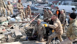 Mehmetçik, Hatay'daki çadır kurma faaliyetlerine destek veriyor