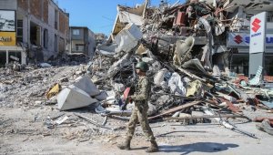 Mehmetçik İskenderun'da yıkılan binaların enkazında nöbet tutuyor