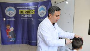 Melikgazi'den Yurtlarda kalan depremzedelere berber hizmeti