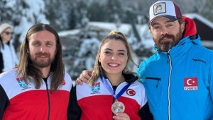 Milli kayakçı Sıla Kara, Bosna Hersek'teki FIS Kupası'nda bronz madalya kazandı