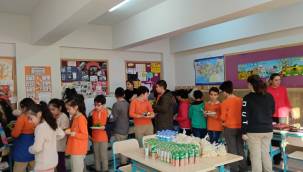 Minik öğrencilerden depremzedeler için kermes