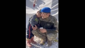 MSB, depremzede çocuğunun Mehmetçiğin omzunda dinlendiği anların görüntüsünü paylaştı