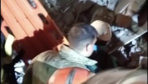 MSB, TSK İnsani Yardım Tugayı'nın bir kişiyi enkaz altından kurtarmasına ilişkin görüntüleri paylaştı