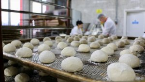 Okulun fırınında depremzedeler için günlük 15 bin ekmek üretiyorlar