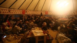 Osmaniye'de depremzedeler, çadırlara ve kapalı spor salonlarına yerleştiriliyor