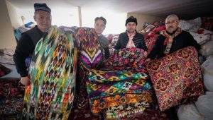 Özbekistanlı genç kızlar, depremzedelere çeyizlik yorganlarını gönderdi