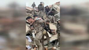 Özel harekat polisleri Hatay ve Nurdağı'ndaki enkazlardan 3 kişiyi kurtardı