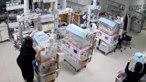 Sağlık çalışanlarının deprem sırasında kuvözdeki bebekleri koruma çabası kamerada