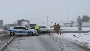 Şanlıurfa-Diyarbakır kara yolu kar nedeniyle ulaşıma kapatıldı