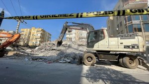 Şanlıurfa'da depremde yıkılan boş binaların enkazı kaldırılıyor