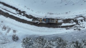 Sivas Valisi Şimşek karla mücadele ekiplerine tatlı ikramı etti, doğaya yem bıraktı