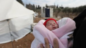 Suriye'de enkazda doğup öksüz kalan "mucize bebek", yeni ailesine kavuştu