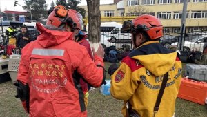 Tayvanlı arama kurtarma ekibi, Adıyaman'da bir kişiyi enkazdan sağ çıkardı