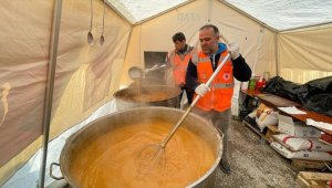 TBMM çalışanları Elbistan'da depremzedelere sıcak yemek yapıyor