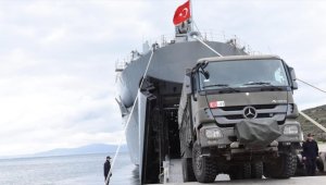 TCG Sancaktar ve TCG Bayraktar gemileriyle deprem bölgesine iş makineleri gönderildi