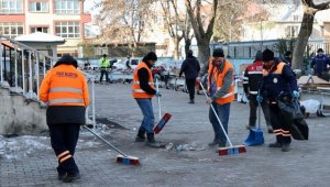 Tokatlı temizlik işçileri deprem bölgesi Gölbaşı'nda temizlik çalışması yürütüyor