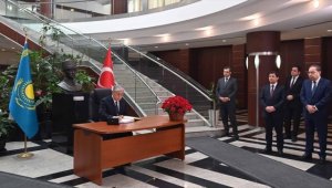 Tokayev, Türkiye'nin Astana Büyükelçiliğini ziyaret ederek taziye defterini imzaladı