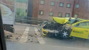 Üst geçitte kaza: 2 yaralı 